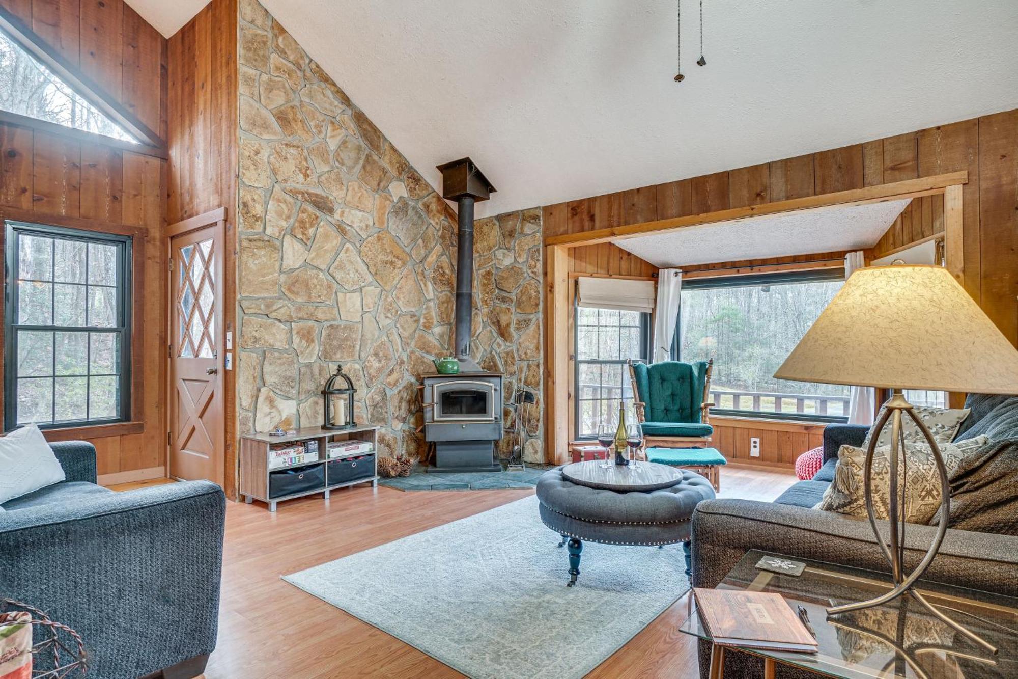 Charming Cabin With Fire Pit And Decks About 7 Mi To Helen Sautee Nacoochee Exterior photo