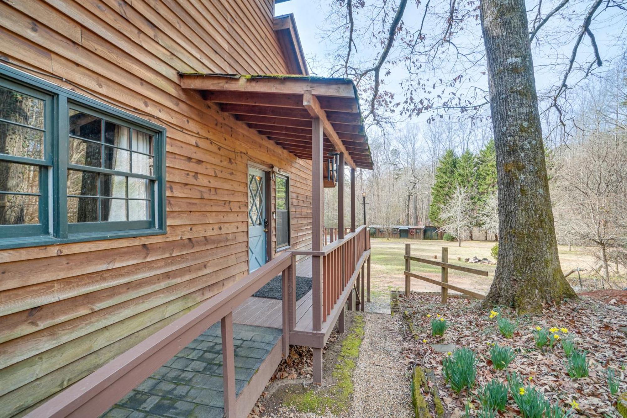 Charming Cabin With Fire Pit And Decks About 7 Mi To Helen Sautee Nacoochee Exterior photo